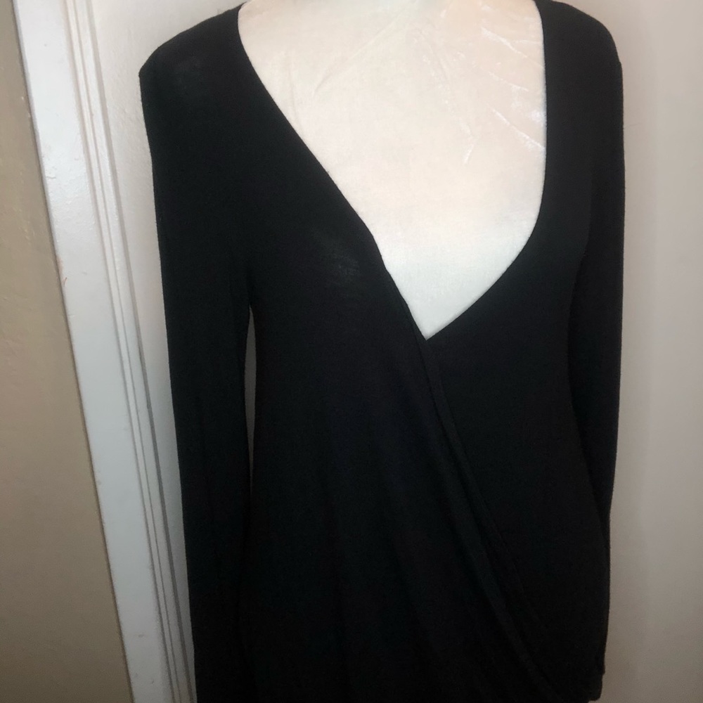 Sz M black closed keyhole long sleeve